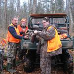 Don Lafleur, Gerald DeMontigny et Keith Clarke à la chasse à l'orignal.