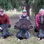 Jean Provost, Linc Anderson et Bob Valcov après une chasse au dindon sauvage qui a réussi.