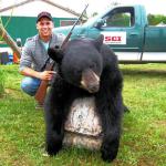 Gregory Valcov avec son premier ours noir du Québec.