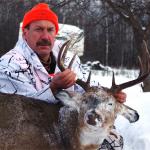 Don Lafleur avec son cerf de Virginie de la Saskatchewan.