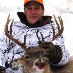 Keith avec son cerf de Virginie de la Saskatchewan.