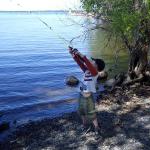 Débutant enthousiaste à notre Cours d'initiation à la pêche.