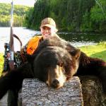 Alex avec son ours noir monstre de Québec. .