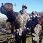 Baptiste et Samuel avec leurs premiers dindons sauvages pris seulement une semaine après que les garçons ont réussi à notre cours Initiation à la chasse. Félicitations!