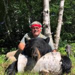Bob Valcov et son grand ours noir de printemps.